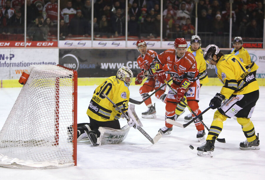 Stürmer verlässt die Eispiraten - Tomáš Knoteks (Mitte) Gastspiel für die Eispiraten blieb ein kurzes.