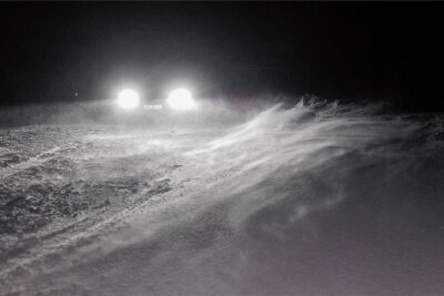 Stürmische Nacht auf dem Fichtelberg: Unwetterwarnung vor orkanartigen Böen - Sturmtief "Oleg" führte in der Nacht zu Mittwoch zu orkanartigen Böen und Schneeverwehungen  auf dem Fichtelberg.