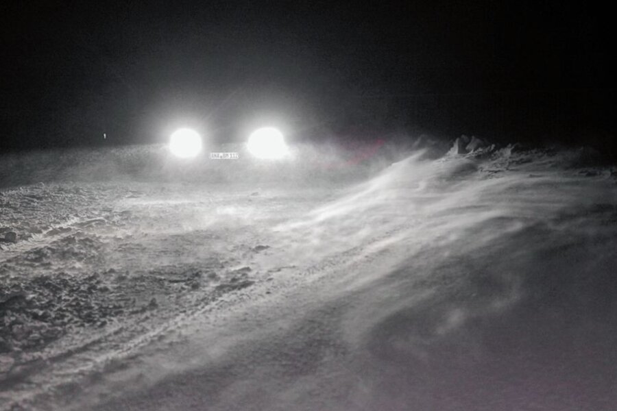 Stürmische Nacht auf dem Fichtelberg: Unwetterwarnung vor orkanartigen Böen - Sturmtief "Oleg" führte in der Nacht zu Mittwoch zu orkanartigen Böen und Schneeverwehungen  auf dem Fichtelberg.
