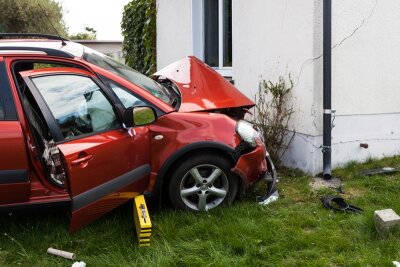 Stützengrün: Auto kracht gegen Hauswand - 