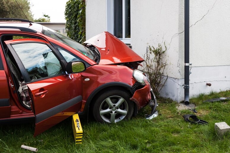 Stützengrün: Auto kracht gegen Hauswand - 