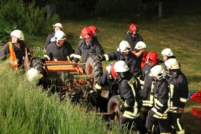 Stützengrün: Fahrer von Eigenbau-Traktor überrollt - Die Feuerwehr war mit rund 40 Kräften zur Bergung des Kleintraktors im Einsatz.