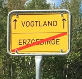 Stützengrüner Ortschef hat Idee gegen Schilderklau - Das Objekt der Begierde: Dieses Schild markierte die Grenze zwischen Vogtland und Erzgebirge. Es wurde gestohlen. 