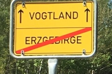 Stützengrüner Ortschef hat Idee gegen Schilderklau - Das Objekt der Begierde: Dieses Schild markierte die Grenze zwischen Vogtland und Erzgebirge. Es wurde gestohlen. 