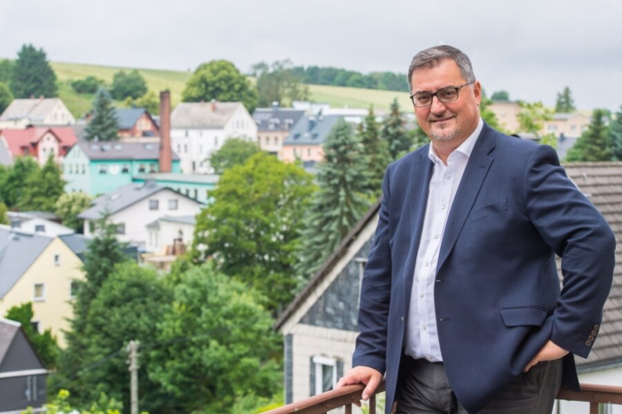 Stützengrüns einsamer Bürgermeisterkandidat - Volkmar Viehweg auf dem Rathausbalkon. Der Ausblick wird ihm wohl erhalten bleiben. 