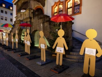 Stummer Protest gegen Corona-Spaziergänger - Vor dem Plauener Rathaus stehen seit Donnerstag mehrere Pappfiguren als Zeichen eines stummen Protests. 