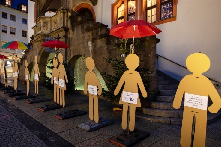 Stummer Protest gegen Corona-Spaziergänger - Vor dem Plauener Rathaus stehen seit Donnerstag mehrere Pappfiguren als Zeichen eines stummen Protests. 
