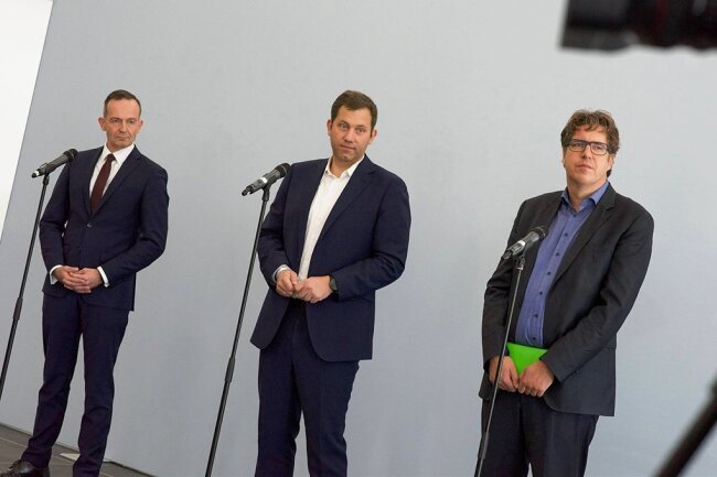 "Stunde der Wahrheit" für Ampelbündnis rückt näher - Sollen das Besprochene jetzt zu Papier bringen: die Generalsekretäre von FDP und SPD sowie der Bundesgeschäftsführer der Grünen, Volker Wissing (von links), Lars Klingbeil und Michael Kellner. 