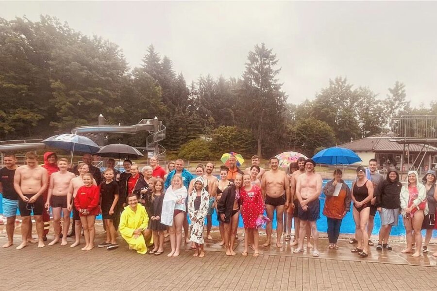 Stundenschwimmen in Penig: 39 Starter absolvieren knapp 16 Kilometer - Das Teilnehmerfeld des Peniger Stundenschwimmens trotzte dem Regen.