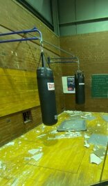 Sturm beschädigt Boxhalle im Sportforum - In der Boxhalle fielen Platten der Zwischendecke auf den Holzboden.