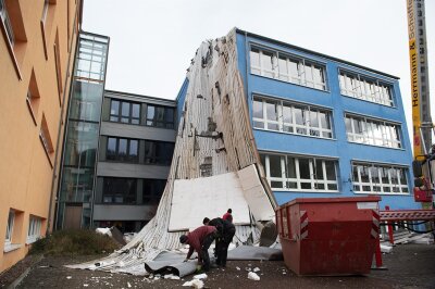 Sturm deckt Dach von Schule in Seebach ab - 