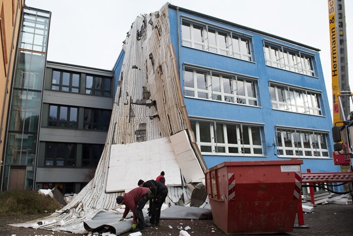 Sturm deckt Dach von Schule in Seebach ab - 