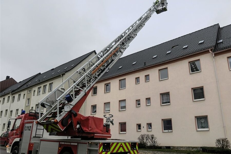 Sturm fegt übers Erzgebirge: Feuerwehr fährt 145 Einsätze - An diesem Wohnhaus in der Auer Lindenstraße riss der Sturm mehrere Schindeln vom Dach. Ein vorm Haus stehendender Pkw wurde durch Dachziegel beschädigt. 