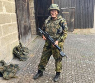 Sturmgewehr statt Aktentasche - Ein Abgeordneter beim Bund - Gerald Otto in Kampfmontur. Die Armee bietet solche Aktionswochen speziell für Abgeordnete an. 