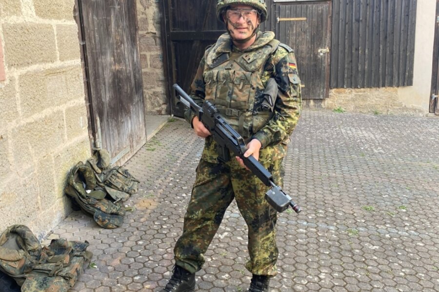 Sturmgewehr statt Aktentasche - Ein Abgeordneter beim Bund - Gerald Otto in Kampfmontur. Die Armee bietet solche Aktionswochen speziell für Abgeordnete an. 