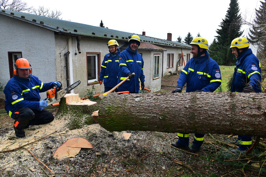 Sturmschäden: THW fällt Bäume in Höfchen - Mitglieder des Technischen Hilfswerks beseitigen Sturmschäden am Hotel am Kriebsteinsee in Höfchen.