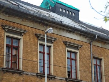 Sturmtief fegte Dachteile vom ehemaligen Krankenstift - Das Gebäude an der Werdauer Straße soll zeitnah eingerüstet werden.
