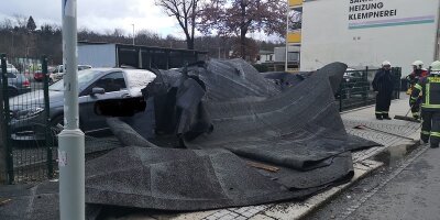 Sturmtief "Sabine": Sturmböen am Nachmittag verursachen weitere Schäden - In der Schlossstraße wurde das Dach eines Wohnhauses abgedeckt. Die herunterfallenden Teile beschädigten zwei Fahrzeuge.