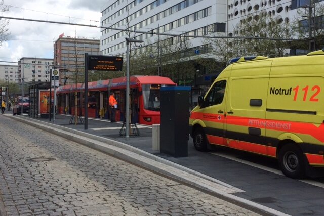 Sturz in Straßenbahn: Notarzteinsatz am Roten Turm - 