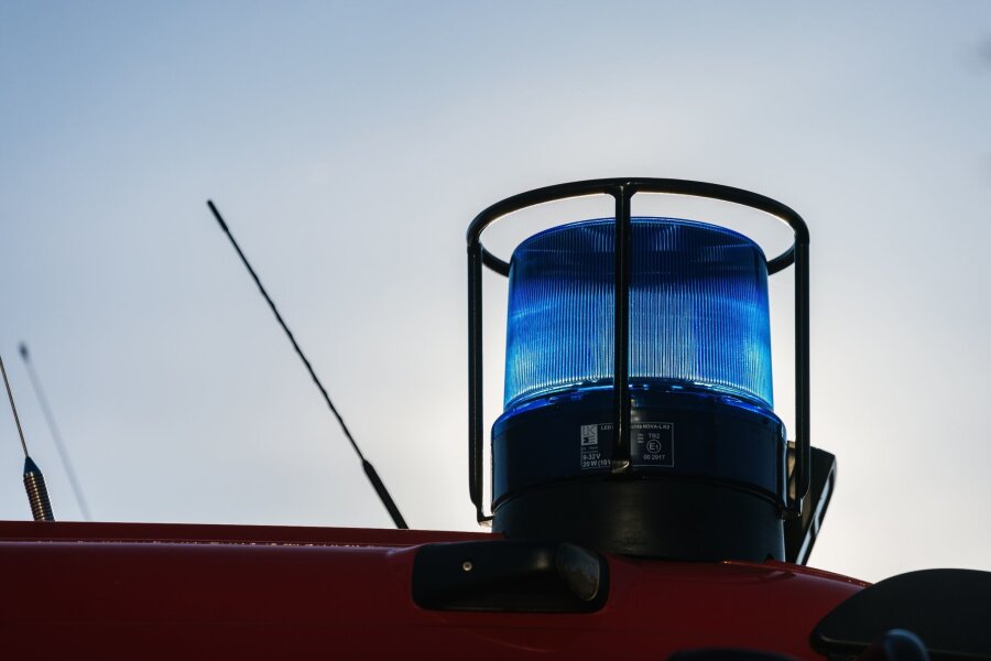 Sturzfluten in Colditz: Durchfahrt zu Stadtteilen gesperrt - Ein Blaulicht auf dem Dach eines Einsatzfahrzeugs der Feuerwehr.