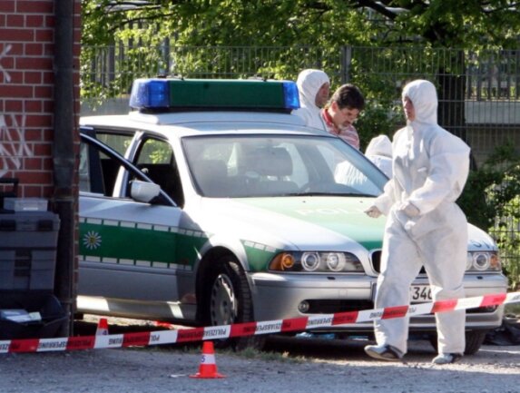 25. April 2007: Beamte der Spurensicherung arbeiten am Tatort auf der Heilbronner Theresienwiese. Dort waren die Polizeibeamtin Michèle Kiesewetter getötet und ihr Kollege schwer verletzt worden. 