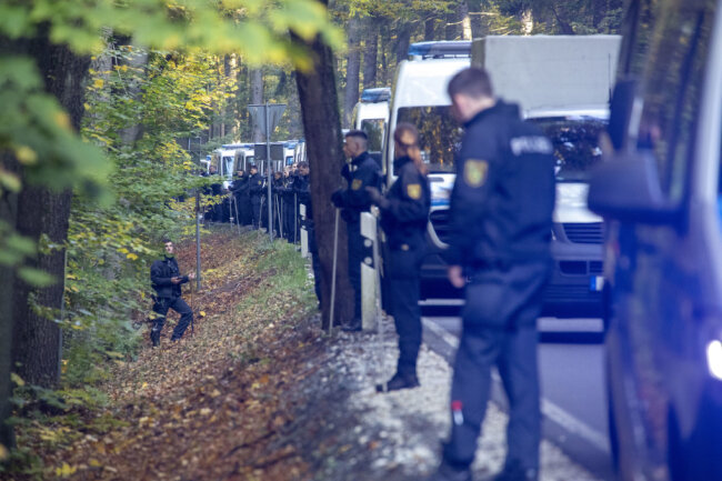 Suchaktion für vermissten Erzgebirger: Polizei findet Leichnam bei Königswalde - Zahlreiche Beamte waren am Donnerstag im Einsatz.