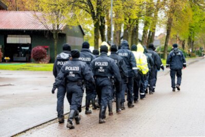Suche nach Arian geht weiter: "Leise Strategie" in der Nacht - Polizisten gehen auf der Suche nach einem vermissten Jungen durch eine Ortschaft in Niedersachsen.