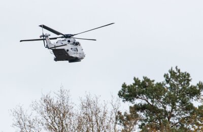 Suche nach Arian jetzt mit Lichtkegeln und Kinderliedern - Ein Hubschrauber der Bundeswehr hilft bei der Suche nach dem vermissten Jungen.