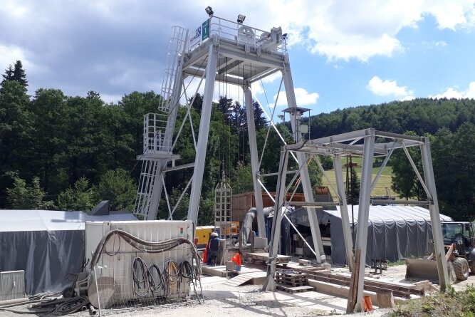 Suche nach Bodenschätzen im Erzgebirge: Firma bessert umfangreich nach - Die Übertage-Anlagen des von SME im Luchsbachtal angelegten Erkundungsschachts sind inzwischen zum großen Teil zurückgebaut. 