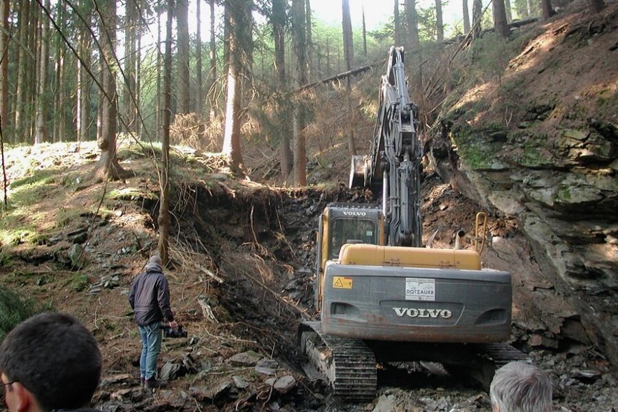 Schon im April 2010 war mit einem Bagger im Waldgebiet zwischen Rodewisch und Wernesgrün nach verschütteten Stolleneingängen gesucht worden - allerdings ohne Erfolg. 