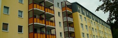 Suche nach einer Zukunft für die Platte - Die Wohnungsbaugesellschaft Bad Elster baut für 2,3 Millionen Euro einen Plattenbau (rechts) am Kuhberg seniorengerecht um. Nur die Balkone fehlen außen noch.