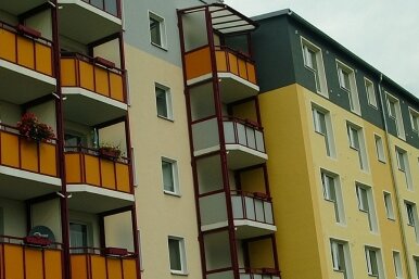 Suche nach einer Zukunft für die Platte - Die Wohnungsbaugesellschaft Bad Elster baut für 2,3 Millionen Euro einen Plattenbau (rechts) am Kuhberg seniorengerecht um. Nur die Balkone fehlen außen noch.