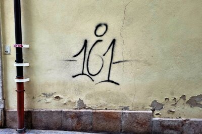 Suche nach Graffiti-Sprühern: Annaberg-Buchholz lobt 1000 Euro Belohnung aus - Die Zahlen "161" stehen jeweils für einen Buchstaben. Übersetzt würde es also "AFA" für Antifaschistische Aktion (Antifa) bedeuten. 