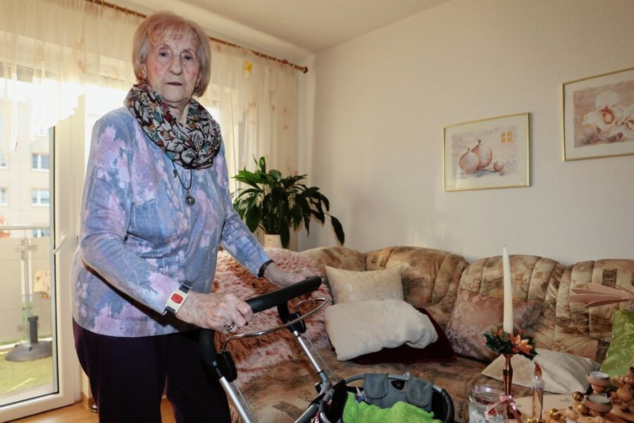 Suche nach Hausarzt in Zwickau: 88-Jährige schon 40 mal abgeblitzt - Erika Pagel am Rollator in ihrer Wohnung in Zwickau-Eckersbach. Sie sucht einen neuen Hausarzt. 