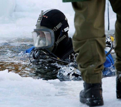 Suche nach Leiche in Teich vorerst eingestellt - Eine Wassertemperatur von rund 2 Grad Celsius und eine unregelmäßige Eisdecke erschwerten den Polizeitauchern die Suche nach der im Teich vermuteten Leiche.