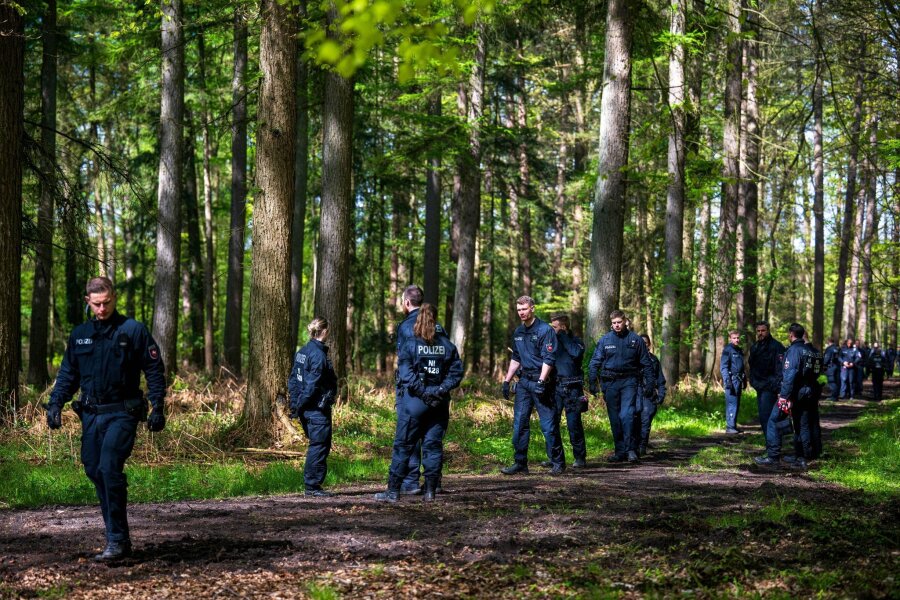 Suche nach sechsjährigem Arian an Land und im Wasser - Einsatzkräfte suchen im niedersächsischen Bremervörde nach dem vermissten sechs Jahre alten Kind.