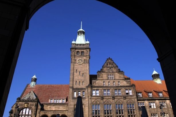 Suche nach Sozialbürgermeister in Chemnitz geht weiter - Hochschulabschluss nicht mehr zwingend - Im erneuten Anlauf zur Besetzung der Leitung des Dezernats für Soziales und Kultur werden die Anforderungen an die Bewerber herabgesetzt.