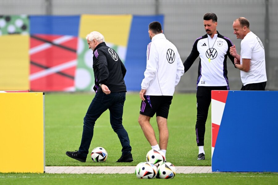 Suche nach Spanien-Code: Völler dribbelt, Nagelsmann tüftelt - Auch DFB-Sportdirektor Rudi Völler (l) war beim Training der deutschen Nationalmannschaft anwesend.