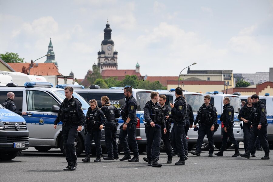 Suche nach vermisster Valeriia in Döbeln: Am Dienstag mehr als 300 Beamte erwartet - Am Freitag wurde die Suche nach dem Mädchen fortgesetzt. Polizisten trafen sich dazu zunächst auf einem Parkplatz.