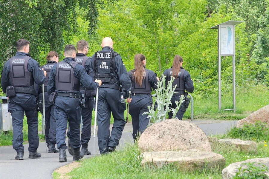Suche nach vermisster Valeriia in Döbeln: Polizeipräsident und mehr als 300 Beamte vor Ort - Dutzende Polizisten haben auch am Mittwoch in Döbeln nach Neunjährigen gesucht.