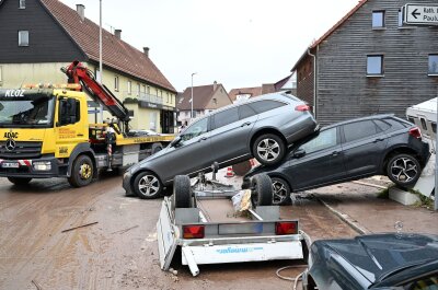 Süddeutschland ächzt unter dem Hochwasser - Auf einer Straße in Miedelsbach im Rems-Murr-Kreis (Baden-Württemnerg) stehen Fahrzeuge, die vom Hochwasser weggespült wurden.
