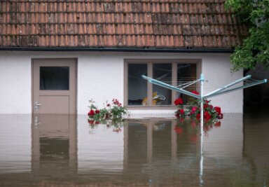 Süddeutschland ächzt unter dem Hochwasser - Ein Wäscheständer in einem überfluteten Garten in Reichertshofen.