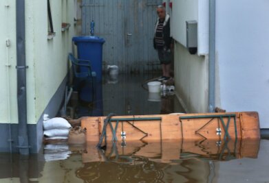 Süddeutschland ächzt unter dem Hochwasser - Ein Anwohner versucht in Burgau im Landkreis Günzburg, sein Haus vor dem Hochwasser zu schützen.