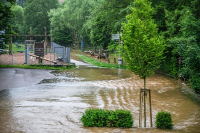 Süddeutschland ächzt unter dem Hochwasser - Teile von Leinzell sind überflutet, nachdem der Fluss Lein über die Ufer getreten ist.