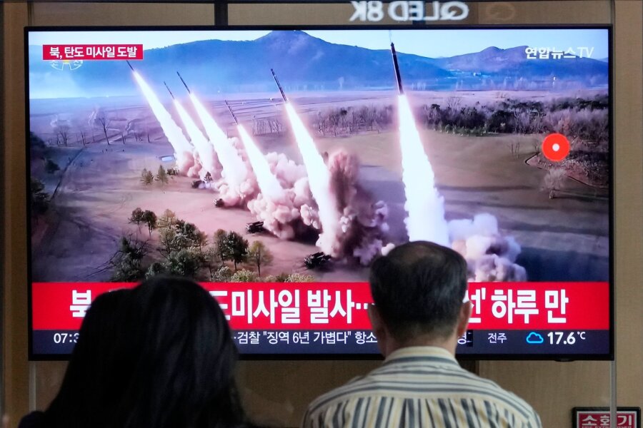 Südkorea: Nordkorea feuert mehrere Raketen ab - Eine Nachrichtensendung zeigt ein Archivbild eines nordkoreanischen Raketenstarts am Bahnhof von Seoul.