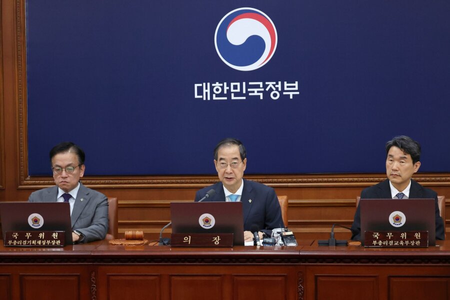 Südkorea setzt Militärabkommen mit Nordkorea aus - Südkoreas Premierminister Han Duck-soo spricht während einer Kabinettssitzung im Regierungskomplex in Seoul.