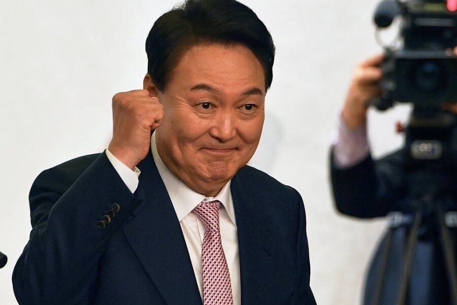 Knapp, aber gewählt: Südkoreas neuer Präsident Yoon Suk-yeol zeigt die Siegerfaust. 