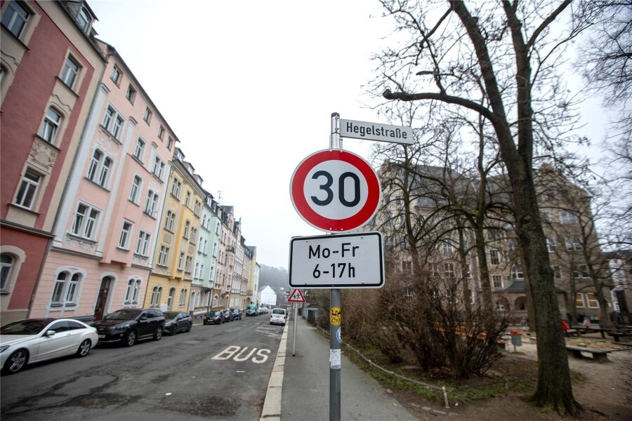 Südvorstadt in Plauen soll Tempo-30-Zone werden - Schon heute ist auf einem Teil der Straßen in der Südvorstadt das Tempo für Autos begrenzt; vor Grundschule und Kita gilt ohnehin 30 km/h, dort allerdings bislang nur von Montag bis Freitag in der Zeit zwischen 6 und 17 Uhr.