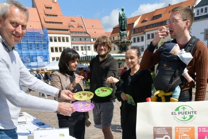 Süße Qual der Wahl - Die Fair-Trade-Steuerungsgruppe Freiberg hatte einen Stand auf dem Wochenmarkt aufgebaut.