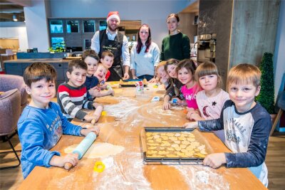 Süße Tradition: Kleine Erzgebirger backen Plätzchen im Möbelhaus - Weihnachtsbäckerei in Lößnitz: Die Kinder der Kita Spatzennest haben jetzt in einem Möbelhaus Plätzchen gebacken.